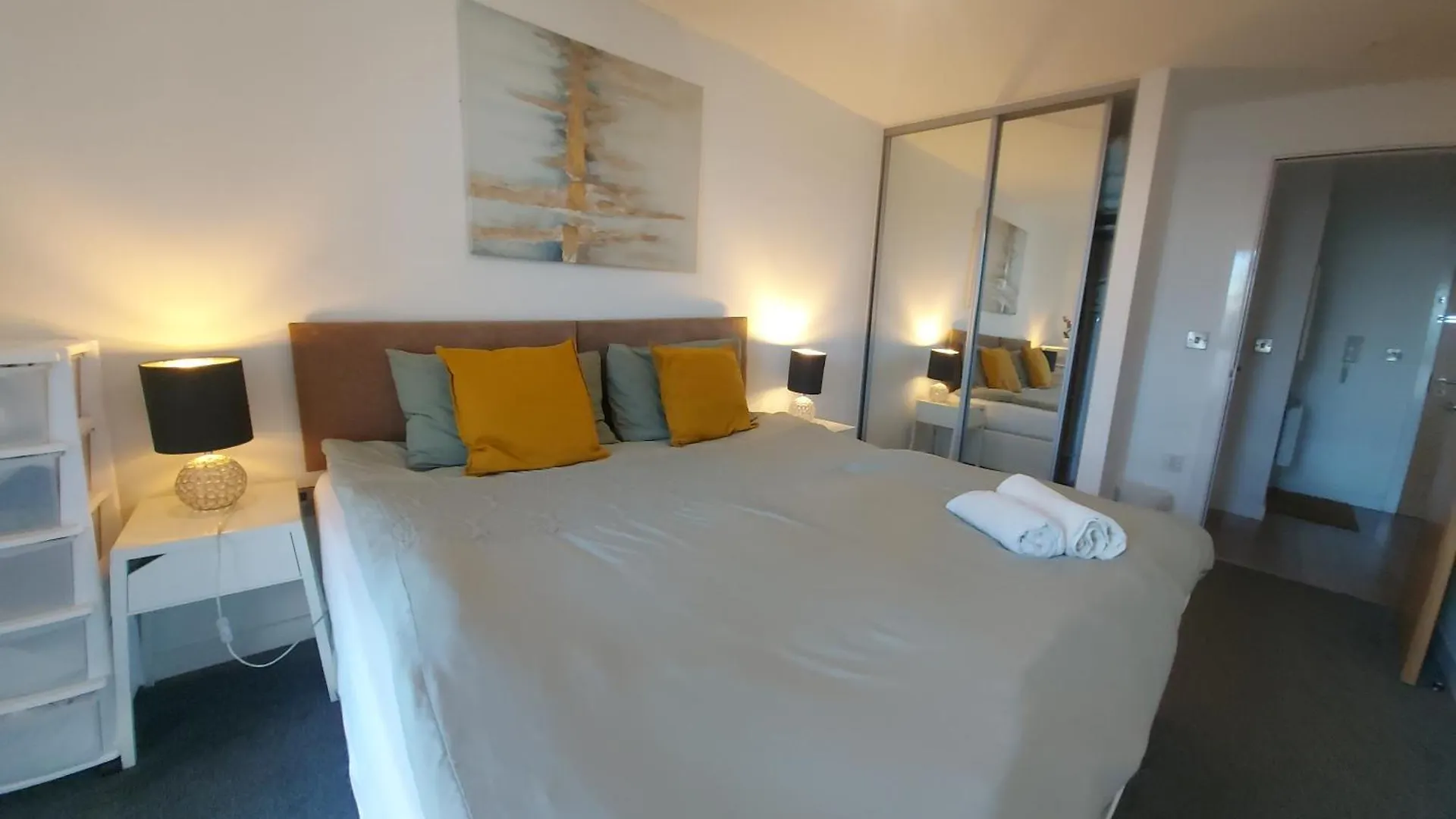 Lovely Stylish 2 Bedroom Serviced Apartment In Sheffield Free Wifi